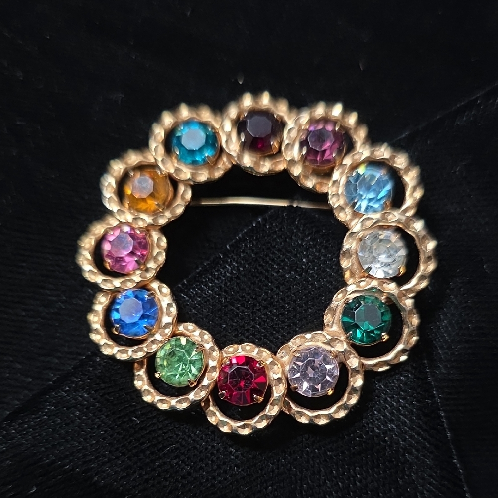 Vibrant Gold-Tone Multicolor Crystal‎ Brooch Vintage Lisa